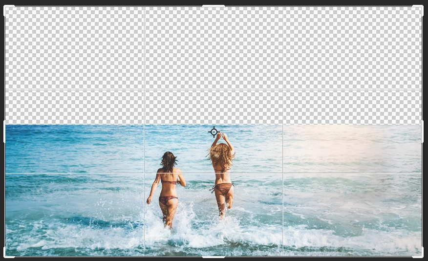 Photoshop「生成拡張」実行：海の波打ち際で遊ぶ２人の女性、水平線を生成